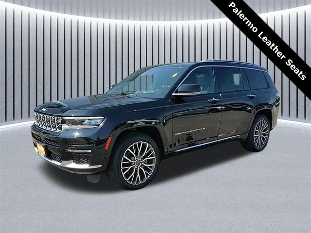 Photo of 2022 Diamond Black Crystal Pearlcoat Jeep Grand Cherokee L