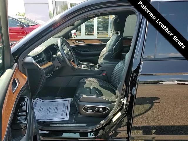 Photo of 2022 Diamond Black Crystal Pearlcoat Jeep Grand Cherokee L