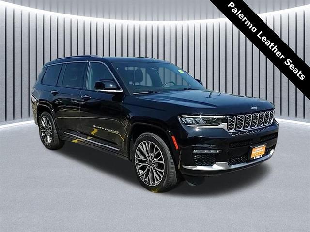 Photo of 2022 Diamond Black Crystal Pearlcoat Jeep Grand Cherokee L