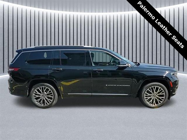 Photo of 2022 Diamond Black Crystal Pearlcoat Jeep Grand Cherokee L