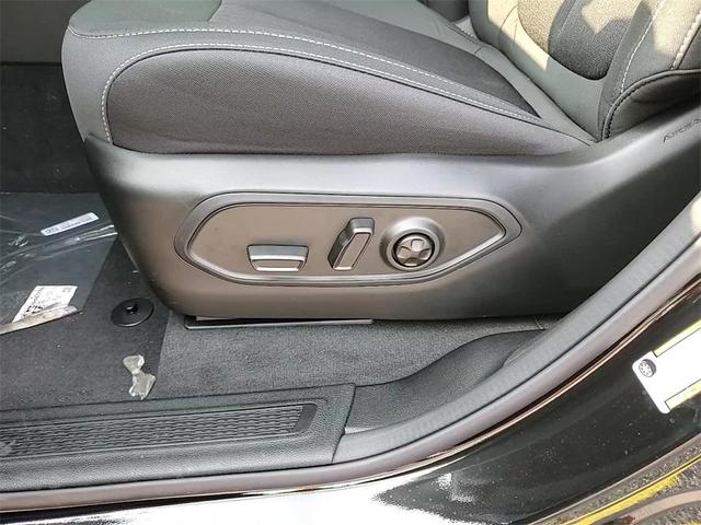 Photo of 2025 Diamond Black Crystal Pearlcoat Jeep Grand Cherokee