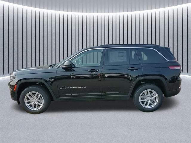 Photo of 2025 Diamond Black Crystal Pearlcoat Jeep Grand Cherokee