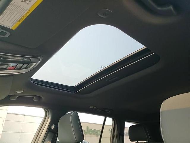 Photo of 2025 Diamond Black Crystal Pearlcoat Jeep Grand Cherokee