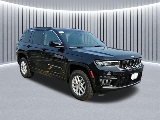 Photo of 2025 Diamond Black Crystal Pearlcoat Jeep Grand Cherokee