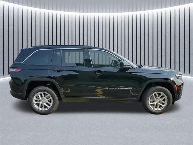 Photo of 2025 Diamond Black Crystal Pearlcoat Jeep Grand Cherokee