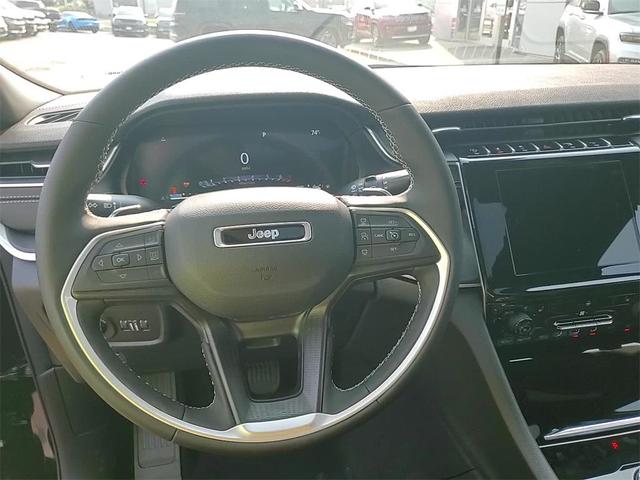 Photo of 2025 Diamond Black Crystal Pearlcoat Jeep Grand Cherokee