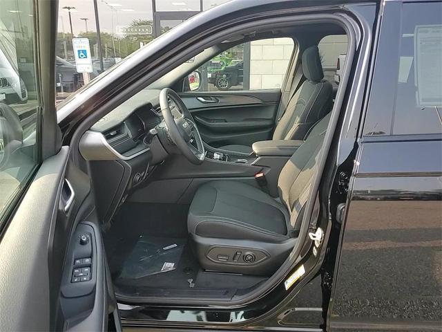 Photo of 2025 Diamond Black Crystal Pearlcoat Jeep Grand Cherokee