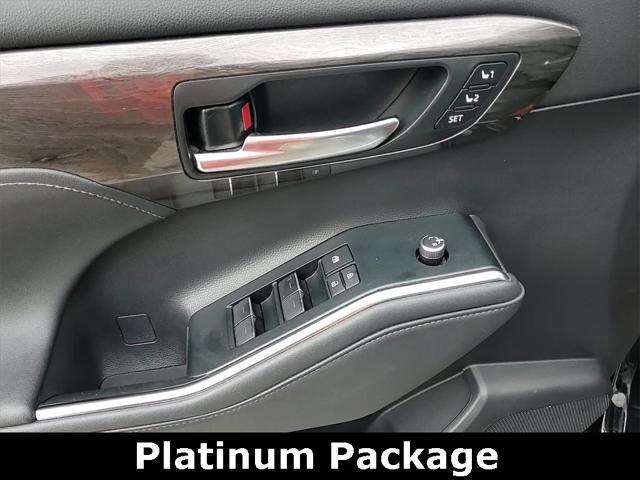 Photo of 2021 Midnight Black Metallic Toyota Highlander