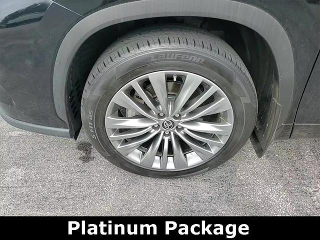 Photo of 2021 Midnight Black Metallic Toyota Highlander