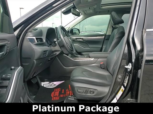 Photo of 2021 Midnight Black Metallic Toyota Highlander