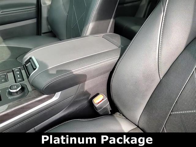 Photo of 2021 Midnight Black Metallic Toyota Highlander