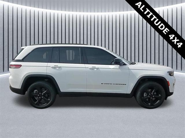 Photo of 2022 Bright White Clearcoat Jeep Grand Cherokee
