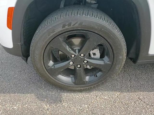 Photo of 2022 Bright White Clearcoat Jeep Grand Cherokee