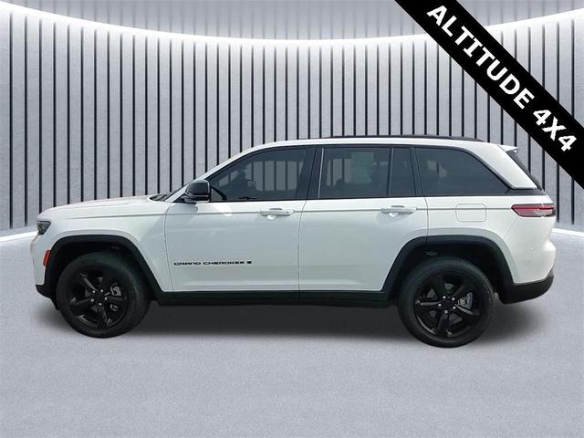 Photo of 2022 Bright White Clearcoat Jeep Grand Cherokee