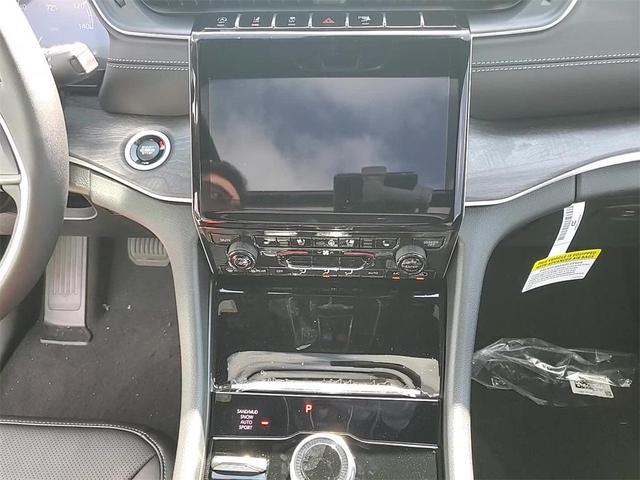 Photo of 2025 Bright White Clearcoat Jeep Grand Cherokee