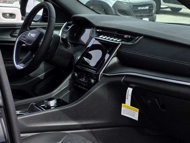 Photo of 2025 Diamond Black Crystal Pearlcoat Jeep Grand Cherokee L