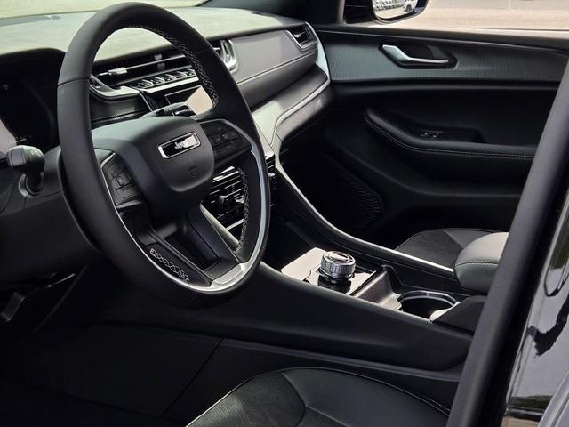 Photo of 2025 Diamond Black Crystal Pearlcoat Jeep Grand Cherokee L