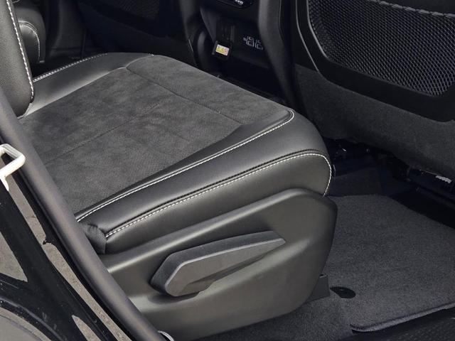 Photo of 2025 Diamond Black Crystal Pearlcoat Jeep Grand Cherokee L