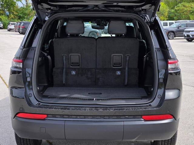 Photo of 2025 Diamond Black Crystal Pearlcoat Jeep Grand Cherokee L