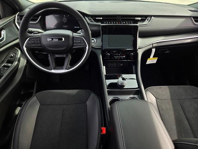 Photo of 2025 Diamond Black Crystal Pearlcoat Jeep Grand Cherokee L