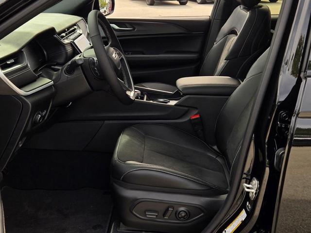 Photo of 2025 Diamond Black Crystal Pearlcoat Jeep Grand Cherokee L