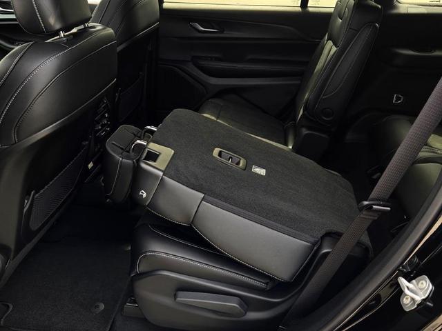 Photo of 2025 Diamond Black Crystal Pearlcoat Jeep Grand Cherokee L