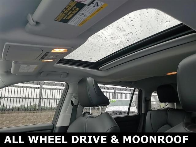 Photo of 2021 Midnight Black Metallic Toyota Highlander