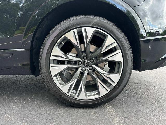 Photo of 2025 Mythos Black Metallic Audi Q8