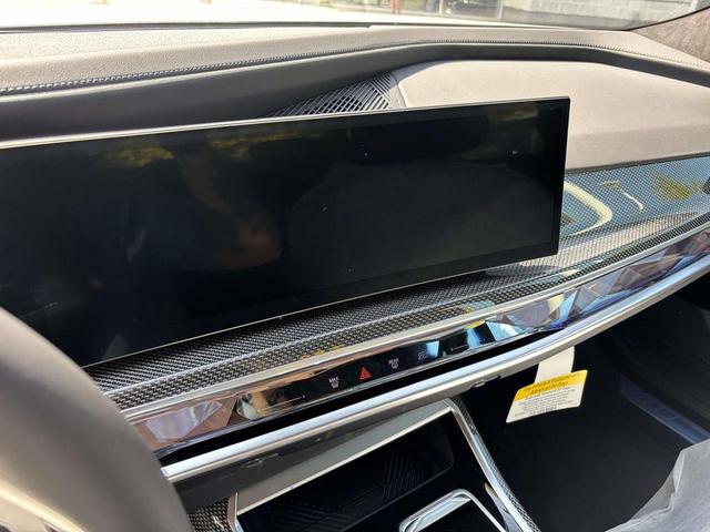 Photo of 2026 Alpine White BMW 760