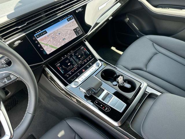Photo of 2025 Glacier White Audi Q7