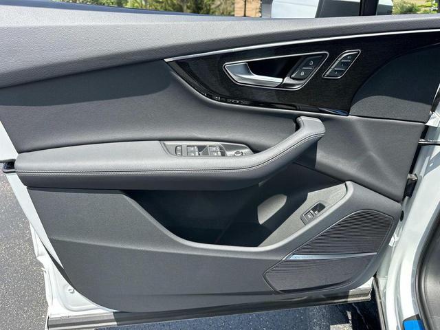 Photo of 2025 Glacier White Audi Q7