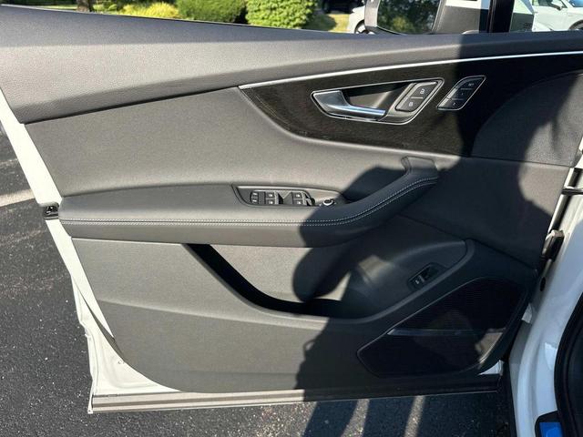 Photo of 2025 Glacier White Metallic Audi Q7