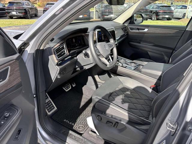 Photo of 2024 Silver Mist Metallic Volkswagen Atlas