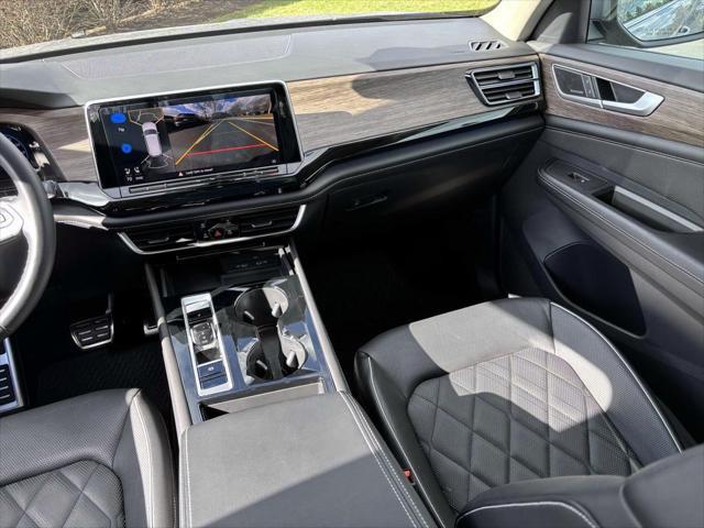 Photo of 2024 Silver Mist Metallic Volkswagen Atlas