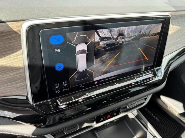 Photo of 2024 Silver Mist Metallic Volkswagen Atlas