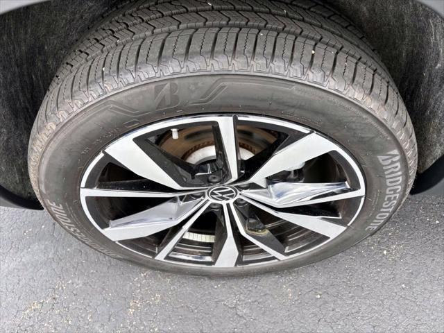 Photo of 2024 Silver Mist Metallic Volkswagen Atlas