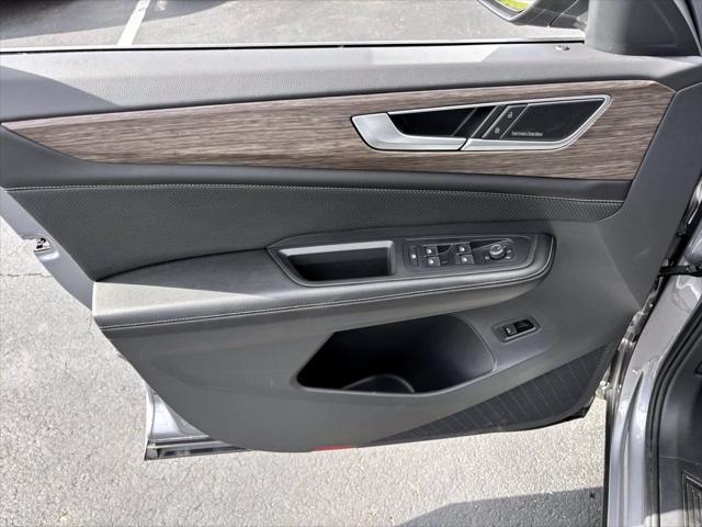 Photo of 2024 Silver Mist Metallic Volkswagen Atlas