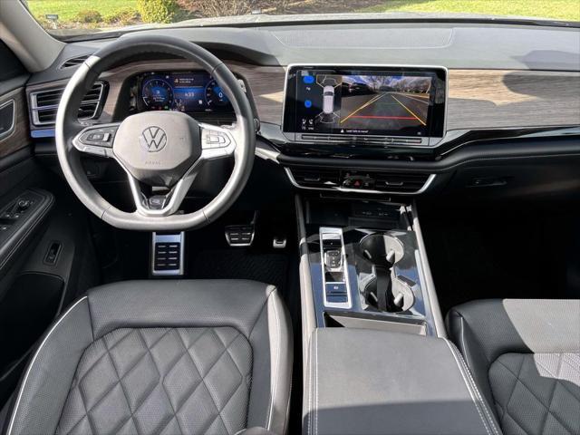 Photo of 2024 Silver Mist Metallic Volkswagen Atlas