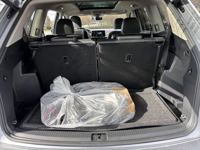 Photo of 2024 Silver Mist Metallic Volkswagen Atlas
