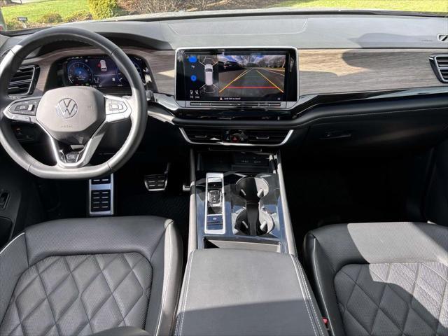 Photo of 2024 Silver Mist Metallic Volkswagen Atlas