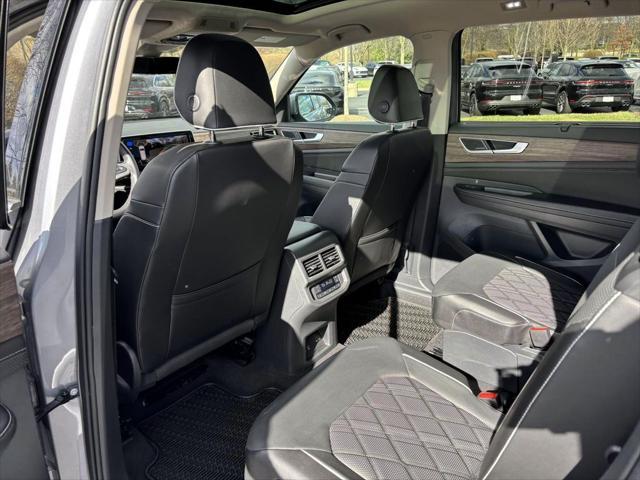 Photo of 2024 Silver Mist Metallic Volkswagen Atlas