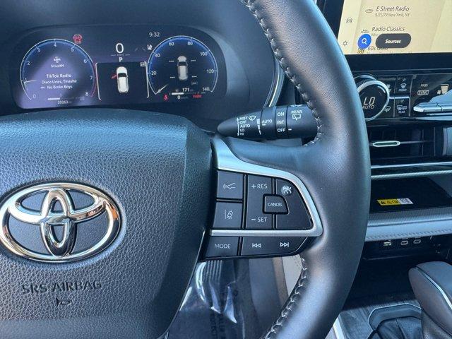 Photo of 2023 Gray Toyota Highlander