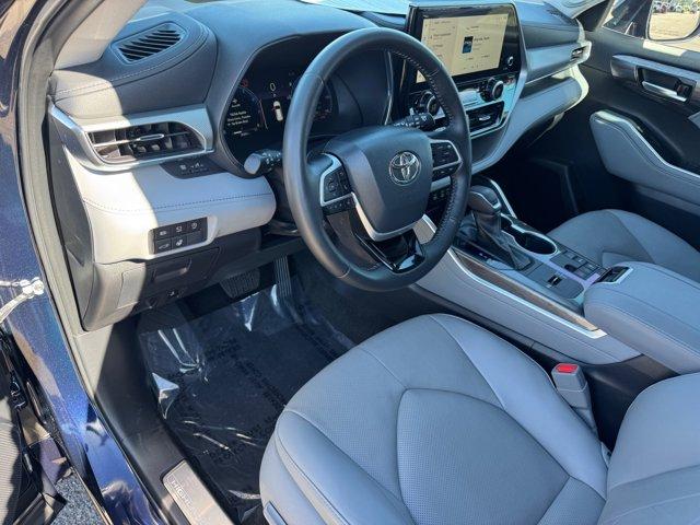 Photo of 2023 Gray Toyota Highlander