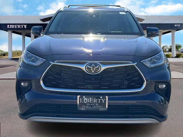 Photo of 2023 Gray Toyota Highlander