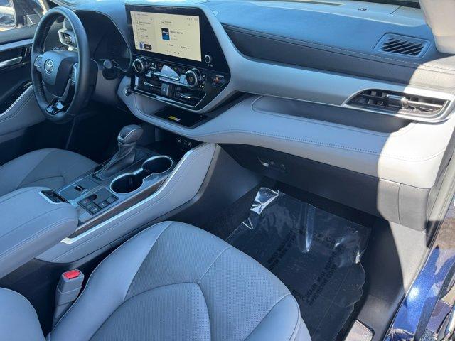 Photo of 2023 Gray Toyota Highlander