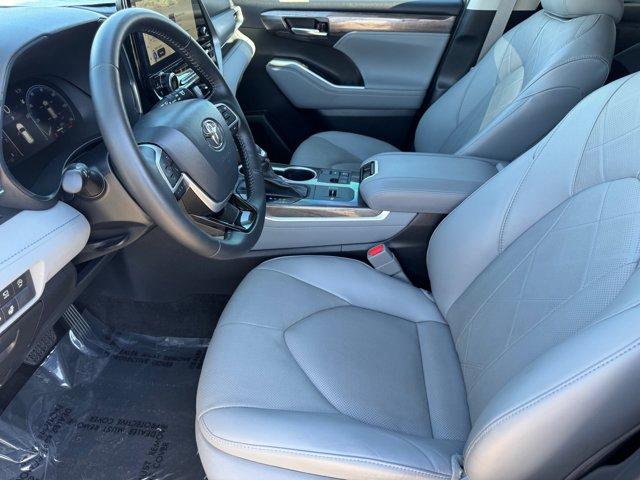 Photo of 2023 Gray Toyota Highlander