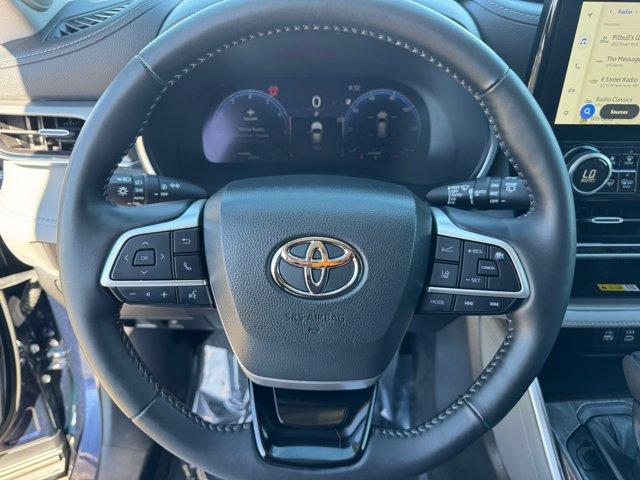 Photo of 2023 Gray Toyota Highlander