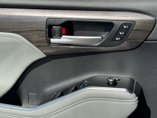 Photo of 2023 Gray Toyota Highlander