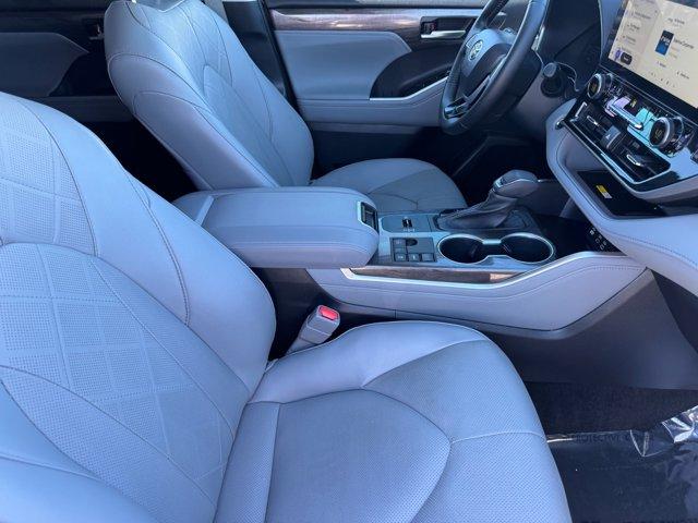 Photo of 2023 Gray Toyota Highlander