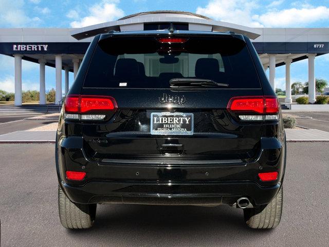 Photo of 2018 Diamond Black Crystal Pearlcoat Jeep Grand Cherokee